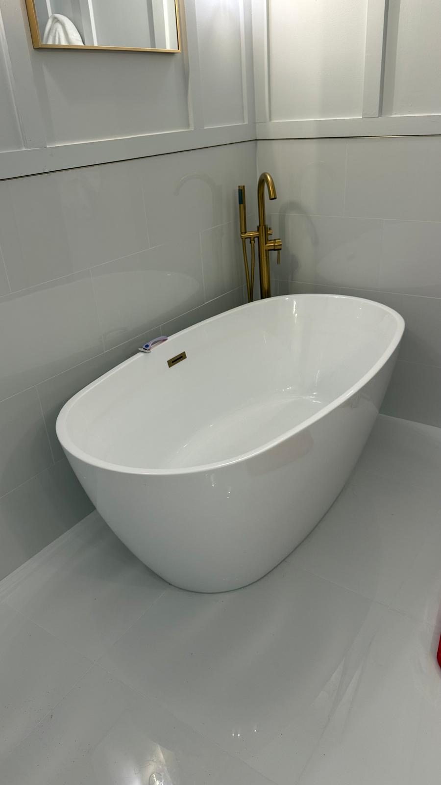 Bañera independiente con grifo de piso dorado cepillado