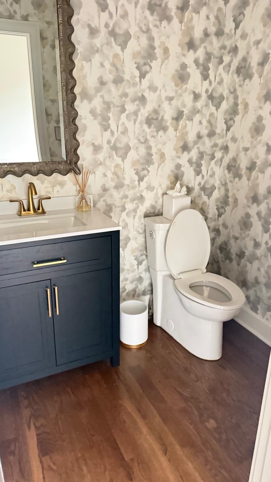 Baño de visitas con lavabo, grifo e inodoro instalados